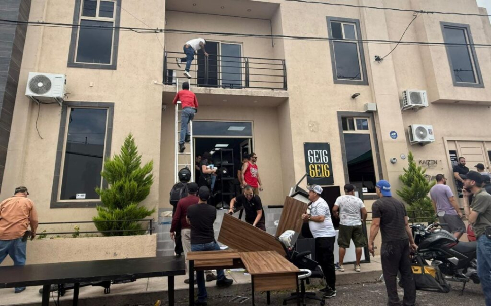 Gente saqueando las oficinas del "Grupo Financiero Pacheco de Parral". Imagen: Internet.