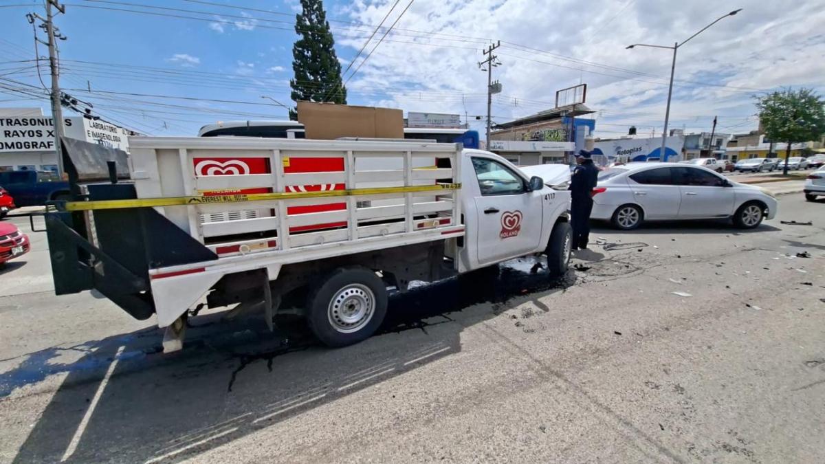 Conductor ignora semáforo en rojo y provoca aparatoso choque de ...